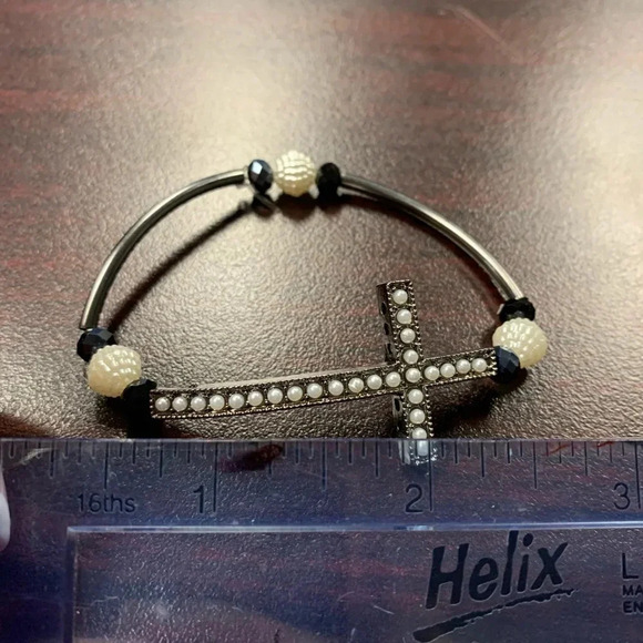 Handmade stretch cross bracelet black/white beads - Picture 3 of 7